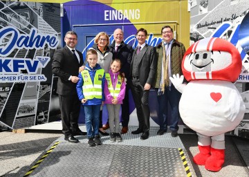 Auftaktveranstaltung der KFV-Sicherheitstour in St. Pölten: Mobilitäts-Landesrat Ludwig Schleritzko, Landeshauptfrau Johanna Mikl-Leitner, KFV-Direktor Othmar Thann, KFV-Präsident Andreas Kößl und Zweiter KFV-Geschäftsführer Louis Norman-Audenhove mit Schülern (v.l.n.r.)