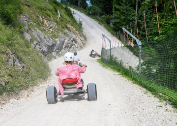 Eine „rasante Abfahrt“ von der Gemeindealpe im Mountaincart wagte Landeshauptfrau Johanna Mikl-Leitner gemeinsam mit einigen Besucherinnen und Besuchern des Almwandertages.