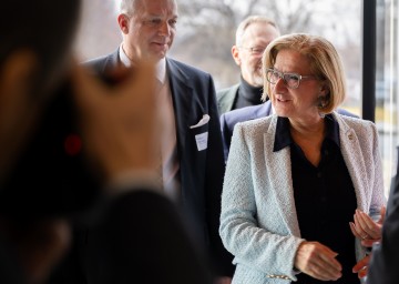 Landeshauptfrau Johanna Mikl-Leitner am Weg zum Get-Together im ecoplus Wirtschaftspark IZ NÖ-Süd.