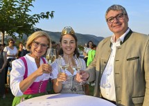 Landeshauptfrau Johanna Mikl-Leitner, Weinkönigin Laura I. und NÖ Weinbaupräsident Reinhard Zöchmann bei der Weinherbst-Eröffnung in der Weinhofmeisterei Hirtzberger.