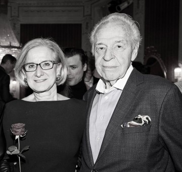 Landeshauptfrau Johanna Mikl-Leitner mit Harald Serafin bei der „Carmen“-Premiere in Baden im Jahr 2023.