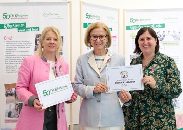 (v.l.) Landesbäuerin Irene Neumann-Hartberg, Landeshauptfrau Johanna Mikl-Leitner und Christine Habertheurer, Geschäftsführerin der Bäuerinnen NÖ.