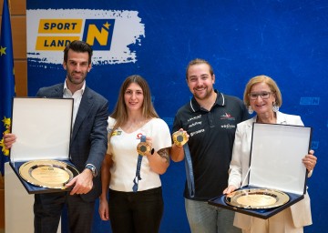 (v.l.n.r.) LH-Stellvertreter Sportlandesrat Udo Landbauer, Bronzemedaillen-Gewinnerin bei Olympia im Judo Michaela Polleres, Goldmedaillen-Gewinner im Kite-Surfen Valentin Bontus und Landeshauptfrau Johanna Mikl-Leitner beim gestrigen Empfang im Landhaus St. Pölten.