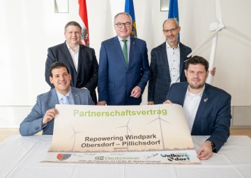 LH-Stellvertreter Stephan Pernkopf mit Manfred Schamböck und Richard Kalcik von der ÖKOENERGIE Wolkersdorf sowie die Bürgermeister Florian Faber (Pillichsdorf) und Dominic Litzka (Wolkersdorf)