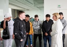 Landeshauptfrau Johanna Mikl-Leitner im Gespräch mit Schülern der 3D der Sportmittelschule St. Pölten, die als Teil des Kinderbeirates das neue KinderKunstLabor mitgestalten.