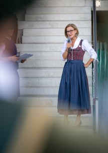 Landeshauptfrau Johanna Mikl-Leitner bei ihrer Festansprache am Fußballplatz in Mauer.