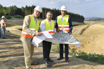 Lokalaugenschein an der neuen Umfahrung Wieselburg: Landesrat Ludwig Schleritzko, flankiert von NÖ Straßenbaudirektor Josef Decker (rechts) und Projektleiter Wolfgang Leitgöb (links).