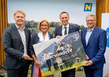 Im Bild von links nach rechts: Michael Duscher – Geschäftsführer der Niederösterreich Werbung, Landeshauptfrau Johanna Mikl-Leitner, Jochen Danninger – Tourismuslandesrat, Hermann Dikowitsch – Leiter der Abteilung Kunst & Kultur beim Amt der Niederösterreichischen Landesregierung