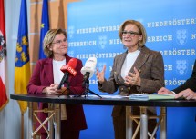 Landeshauptfrau Johanna Mikl-Leitner, im Bild mit Bürgermeisterin Helga Rosenmayer: „Die Niederösterreichische Landesaustellung 2028 wird in Gmünd im Waldviertel stattfinden.“