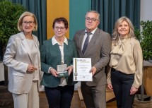 Für besondere Verdienste und als „Die gute Seele im Ort“ wurde Hermine Frantes (2.v.l.) mit Gold der Marktgemeinde Göpfritz an der Wild ausgezeichnet; Landeshauptfrau Johanna Mikl-Leitner, Bürgermeisterin Silvia Riedl-Weixlbraun und Vizebürgermeister Werner Scheidl gratulierten.