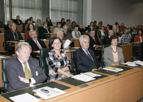 Die Gäste sitzen im Landtagsitzungssaal 