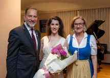 Empfang an der österreichischen Botschaft, von links nach rechts: Botschafter Michael Rendi, Pianistin Dorothy Khadem-MIssagh und Landeshauptfrau Johanna Mikl-Leitner.