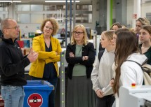Einen Einblick in die Lehrberufe der Firma Forster Verkehrs- und Werbetechnik GmbH in Waidhofen/Ybbs erhielten die Schülerinnen der NMS Wolfsbach im Rahmen des Girls’ Day, im Bild mit Bildungs-Landesrätin Christiane Teschl-Hofmeister (2.v.l.) und Sandra Kern, Landesgeschäftsführerin des AMS Niederösterreich (3.v.l.)