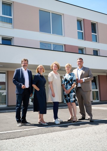 (v.l.n.r.): Bürgermeister Gerhard Lentschig, Daniela Palk, Sozial-Landesrätin Christiane Teschl-Hofmeister, Renate Bender und Martin Pfleger.