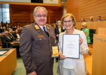 Hohes Ehrenzeichen des Landes Niederösterreichs für Brandrat Reinhard Schuller, Einsatzleiter in der Betriebsfeuerwehr Industriepark Schwechat und Abschnittsfeuerwehrkommandant des Feuerwehrabschnittes Gänserndorf .