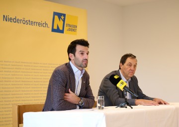 NÖ Straßendienst startet in die Winterdienst-Saison. Im Bild von links nach rechts: LH-Stellvertreter Udo Landbauer und NÖ Straßenbaudirektor DI Josef Decker