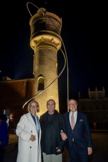 Landeshauptfrau Johanna Mikl-Leitner mit Künstler Martin Walde und Cornelius Grupp vor den „Luftlinien“.