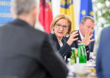 Landeshauptfrau Johanna Mikl-Leitner beim Gipfel zum Thema „Bau und Wohnen in Niederösterreich“ im Landhaus.
