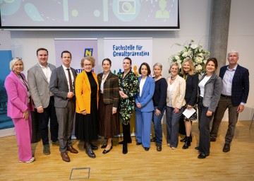 (v.l.n.r.): SQM Silvia Stögerer, Bildungsstadtrat Michael Capek, Bildungsdirektor Karl Fritthum, Bildungslandesrätin Christiane Teschl-Hofmeister, Vizerektorin Edda Polz (Pädagogische Hochschule Baden), Kerstin Zechner (Departmentleitung für Diversität der Pädagogischen Hochschule Baden), Referentin Lisa Fellhofer (Direktorin Österreichischer Fonds zur Dokumentation von religiös motiviertem politischen Extremismus), Elke Höfler (Assistenzprofessorin für Mediendidaktik und Sprachenidaktik der Universität Graz), Eva Guserle (Vorsitzende Österreichische Professoren Union), Henriette Höfner (Abteilung Familien und Generationen), SQM Verena Maschek und SQM Gunnar Hamann.