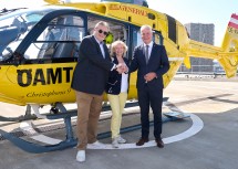 Wiens Stadtrat Peter Hacker und die beiden niederösterreichischen Landesräte Eva Prischl und Anton Kasser vor dem Christophorus-Hubschrauber (v.l.n.r.)
