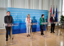 Bei der Pressekonferenz, von links nach rechts: Primar Paulus Hochgatterer, Landeshauptfrau Johanna Mikl-Leitner, LAbg. Michaela Hinterholzer, Bürgermeister Christian Haberhauer.