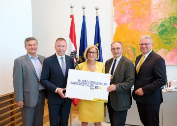 (v.l.n.r.) Erwin Klissenbauer (GF NÖ Landesausstellung), Stefan Lang (Bürgermeister Retz), Landeshauptfrau Johanna Mikl-Leitner, Richard Hogl (Abgeordneter zum NÖ Landtag) und Hermann Dikowitsch (Leiter Abteilung Kunst und Kultur Land NÖ).