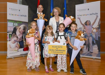 Bildungsdirektor Karl Fritthum und Bildungslandesrätin Christiane Teschl-Hofmeister mit den Tafelklasslern Magdalena, Marlene, Josefine und Jona.