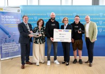 (v.l.n.r.) Wolfgang Ecker, Präsident der Wirtschaftskammer NÖ, Doris Agneter, Geschäftsführerin von tecnet equity, Johannes Huber, Landeshauptfrau Johanna Mikl-Leitner, Michael Huber und Emanuel Bröderbauer, i2b-Geschäftsführer.