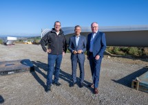 Wirtschaftsminister Wolfgang Hattmannsdorfer und LH-Stellvertreter mit EVN Vorstand Stefan Stallinger bei der Windkraft-Baustelle in Groß Sierning (v.l.).