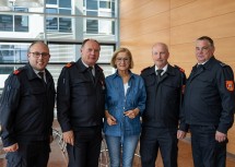 Neues Kommando: Betriebsfeuerwehr-Kommandant-Stellvertreter Fabian Zeller, Ehrenkommandant Karl Enzinger, Landeshauptfrau Johanna Mikl-Leitner, Betriebsfeuerwehr-Kommandant Erich Schilcher und Verwalter Erwin Krumböck