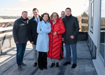 Martin Kaiser Gruber (Alpenland), Bürgermeister Dominic Litzka, Alpenland-Obfrau Isabella Stickler, Landeshauptfrau Johanna Mikl-Leitner, Architekt Friedl Mühling und Landtagsabgeordneter Kurt Hackl beim Baustellenbesuch in Wolkersdorf (v.l.n.r.)