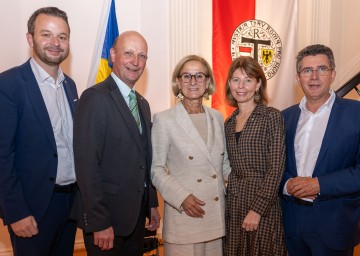 Bei der Wiedereröffnung der sanierten Bezirkshauptmannschaft Tulln (v.l.): Christoph Reiter-Havlicek (Leiter der Abteilung Gebäude- und Liegenschaftsmanagement, Amt der NÖ Landesregierung), Bezirkshauptmann Andreas Riemer, Landeshauptfrau Johanna Mikl-Leitner, Landesamtsdirektor-Stellvertreterin Verena Sonnleitner und Tullns Bürgermeister Peter Eisenschenk.