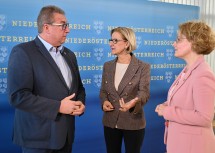 Im Gespräch über die blau-gelbe Pflegeprämie (v.l.n.r.): Gesundheitsgewerkschaft-Vorsitzender Reinhard Waldhör, Landeshauptfrau Johanna Mikl-Leitner und Landesrätin Christiane Teschl-Hofmeister.