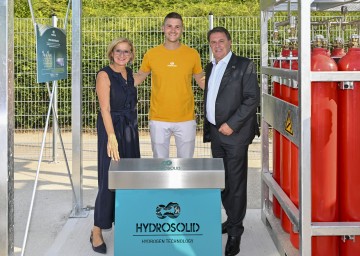 Landeshauptfrau Johanna Mikl-Leitner, Lukas Renz, CEO von HydroSolid, und WKNÖ-Präsident Wolfgang Ecker bei der Eröffnung der ersten niederösterreichischen Wasserstoffspeicher-Gesamtanlage im Sportzentrum NÖ in St. Pölten (v.l.n.r.)