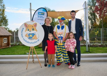 Landesrätin Christiane Teschl-Hofmeister, Clown Poppo und LH-Stellvertreter Udo Landbauer freuen sich über die Verkehrszaubershow, die bereits den Kleinsten in den NÖ Kindergärten Sicherheit im Straßenverkehr vermittelt.