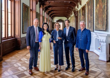 Bei der Eröffnung des Museum Schloss Prugg in Bruck an der Leitha: Landeshauptfrau Johanna Mikl-Leitner mit (v.l.) Landtagsabgeordneter Otto Auer, Saba und Ernst-Heinrich Harrach sowie Bürgermeister Gerhard Weil