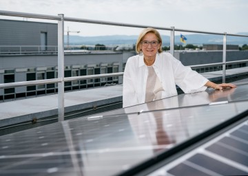 Landeshauptfrau Johanna Mikl-Leitner: „Auch auf unseren Verwaltungsgebäuden leisten wir unseren Beitrag zur sauberen Stromerzeugung und der Nutzung der Energie.“