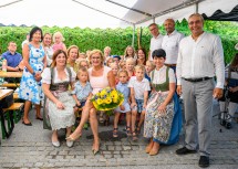 Viel Spaß hatten Landeshauptfrau Johanna Mikl-Leitner und die Kinder bei der Eröffnung der neuen Tagesbetreuungseinrichtung in Pöggstall: Kindergarteninspektorin Gabriele Holzer, Abgeordnete Silke Dammerer, Tagesbetreuungsleiterin Maria Lechner, Bezirkshauptfrau Daniela Obleser, Landeshauptfrau Johanna Mikl-Leitner, Nationalrat Georg Strasser,  Kindergartenleiterin Brigitte Spindelberger, Vizebürgermeister Martin Ballwein und Bürgermeister Helmut Hahn (v.l.n.r.)