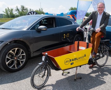 LH-Stellvertreter Stephan Pernkopf ist von den innovativen e-Lastenrädern überzeugt