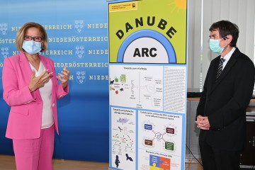 Landeshauptfrau Johanna Mikl-Leitner und Univ.-Prof. Dr. Rudolf Valenta informieren über das neue Zentrum für Allergieforschung.