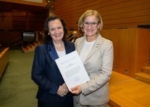 Landeshauptfrau Johanna Mikl-Leitner mit Maria Fürst, die jahrzehntelang zentrale Ansprechperson in der Personalabteilung des Landes NÖ war.