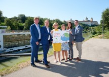 Geschäftsführer via donau Hans-Peter Hasenbichler, EVN Vorstandssprecher Stefan Szyszkowitz, Landeshauptfrau Johanna Mikl-Leitner, die Kremser Stadträtin Alexandra Ambrosch, Geschäftsführerin Donau Schiffsstationen Birgit Brandner-Wallner und Patrick Strobl, Bürgermeister Melk.