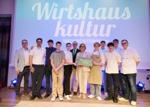 Landeshauptfrau Johanna Mikl-Leitner, Obmann der Wirtshauskultur Harald Pollak (hintere Reihe Mitte) und Dietmar Schöner, neuer Obmann der Fachgruppe Gastronomie in der WKNÖ (li. außen) mit Lehrlingen der Wirtshauskultur Niederösterreich.