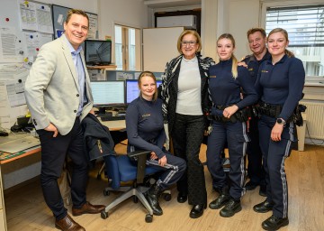 Landeshauptfrau Johanna Mikl-Leitner und Bürgermeister Christoph Kaufmann zum Weihnachtsbesuch bei der Polizei in Klosterneuburg.