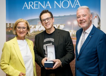 Landeshauptfrau Johanna Mikl-Leitner mit Schlagzeuger Thomas Land und Bürgermeister Klaus Schneeberger.