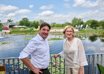 Franz Gruber, Geschäftsführer DIE GARTEN TULLN, und Landeshauptfrau Johanna Mikl-Leitner beim Seerosenteich in Niederösterreichs aktuell beliebtestem Ausflugsziel.