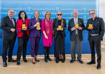 Bei der Ehrenzeichenverleihung im Landhaus St. Pölten (v.l.n.r.) Wolfgang Sobotka, Nationalratspräsident a.D., die freischaffende Künstlerin Eva Schlegl, Sabine Haag, Kunsthistorikerin und ehem. Generaldirektorin des Kunsthistorischen Museums Wien, Landeshauptfrau Johanna Mikl-Leitner, Ingried Brugger, Kunsthistorikerin und Direktorin des Bank Austria Kunstforum Wien, Rainer Küchel, ehem. Konzertmeister der Wiener Philharmoniker, und Ulrich Seidl, Filmregisseur, Drehbuchautor und Produzent. 