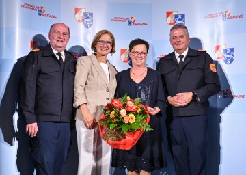 Bei der Jubiläumsfeier 150 Jahr Freiwillige Feuerwehr Aspang (v.l.n.r.) Kommandant Josef Huber, Landeshauptfrau Johanna Mikl-Leitner, Bürgermeisterin Doris Faustmann, geehrt mit der Florianiplakette, und Landesfeuerwehrkommandant Dietmar Fahrafellner.