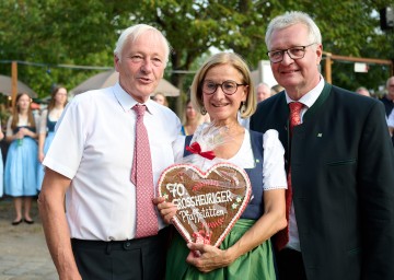 Eröffnung des 70. Großheurigen Pfaffstätten: Landeshauptfrau Johanna Mikl-Leitner mit (li.) Wolfgang Breyer (Obmann Weinbauverein) und (re.) Bürgermeister Christoph Kainz.