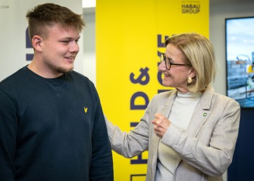 Landeshauptfrau Johanna Mikl-Leitner gratuliert Lukas Mieder aus Horn zu Gold im Betonbau-Teambewerb bei den EuroSkills 2025.